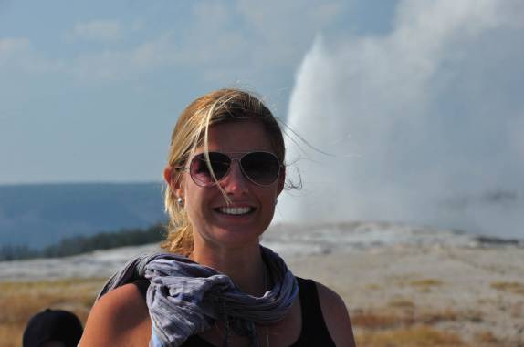 Conforme esperado, o Old Faithful faz sua 'apresentação', para a alegria do público, no Yellowstone National Park, em Wyoming, nos Estados Unidos